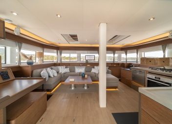 yacht charter Hydrus saloon