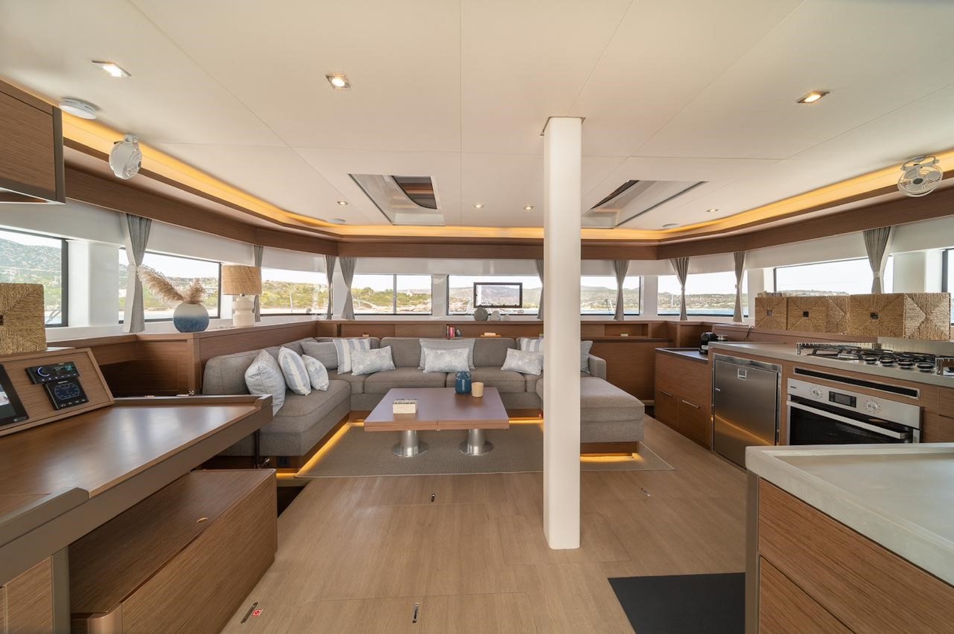 yacht charter Hydrus saloon