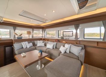 yacht charter Hydrus seating