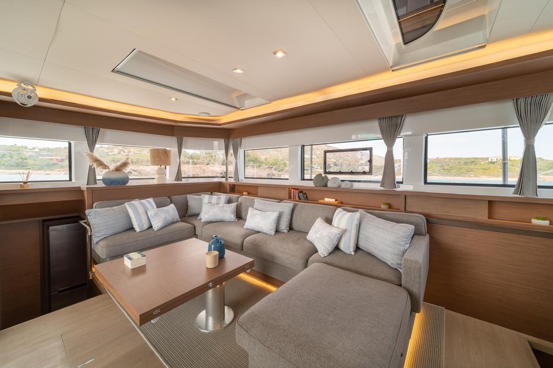 yacht charter Hydrus seating