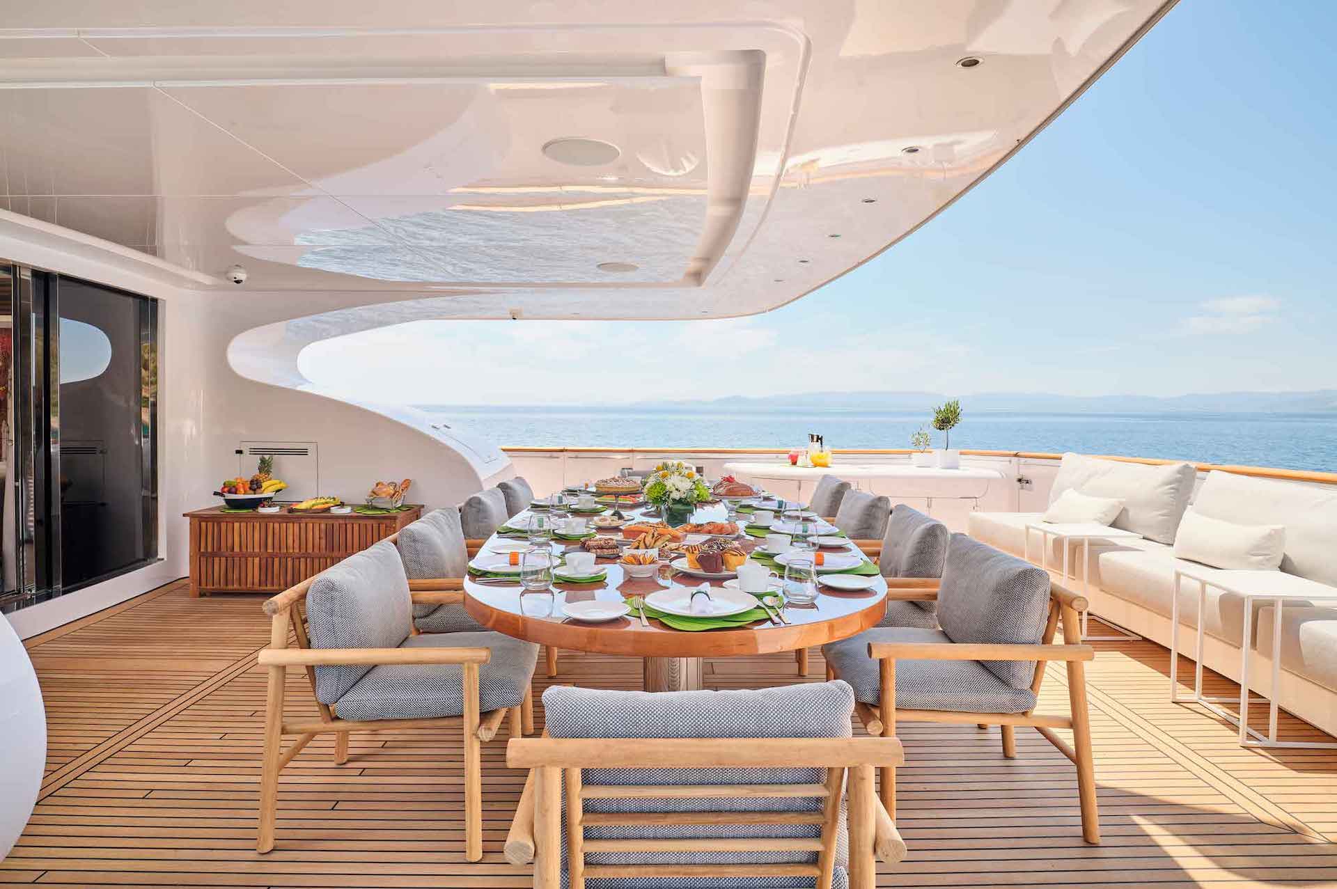 yacht charter Mamma Mia aft deck dining