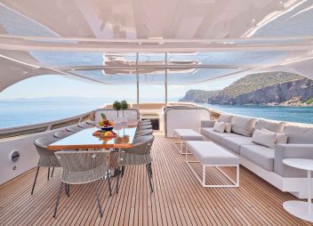 yacht charter Mamma Mia fly bridge seating