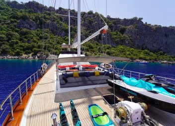 yacht charter Queen of Makri deck