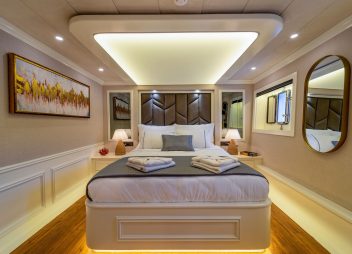 yacht charter Queen of Makri double cabin