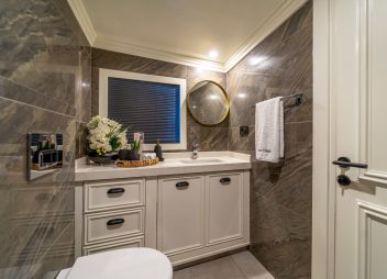 yacht charter Queen of Makri guest bathroom