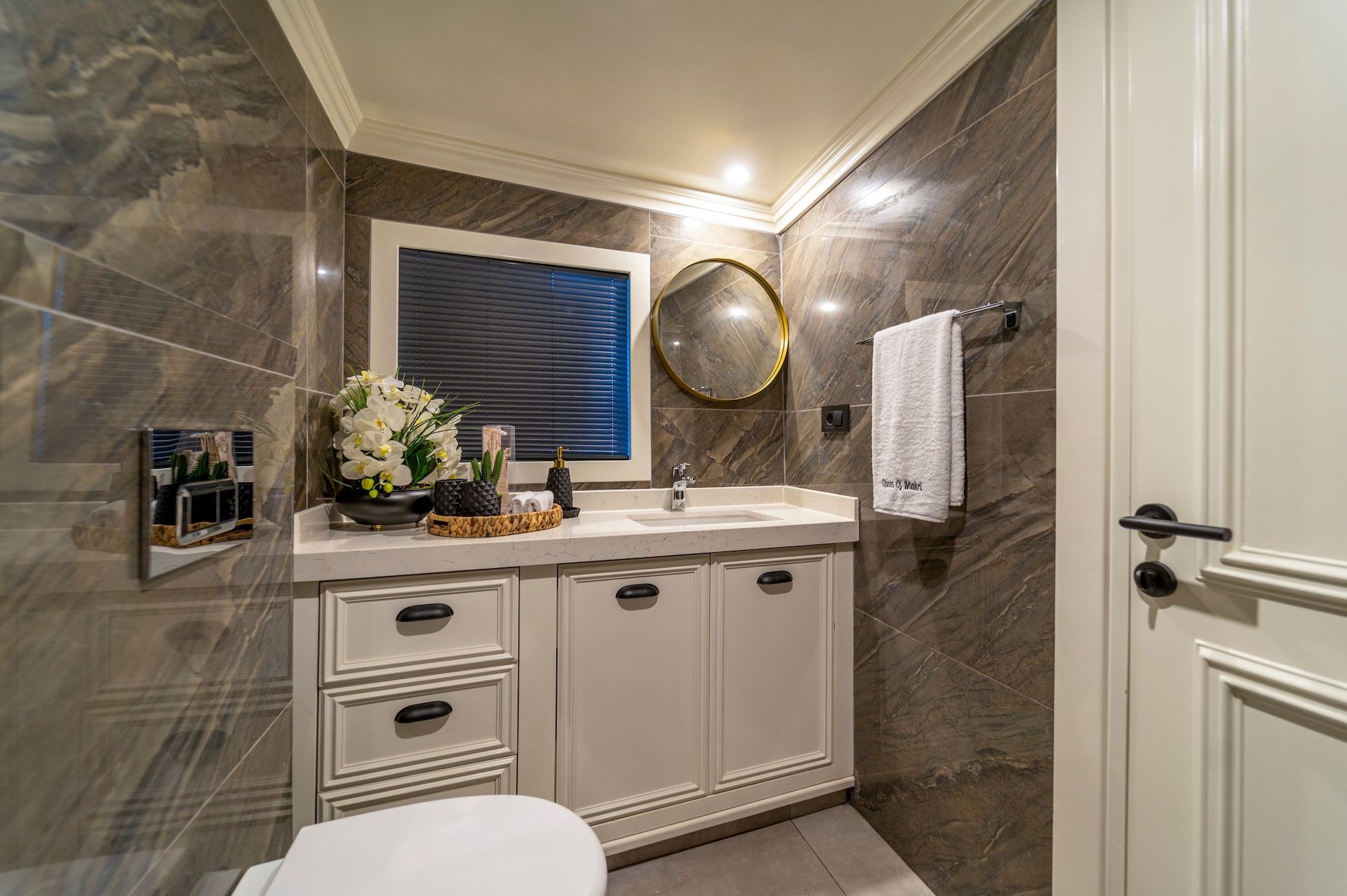 yacht charter Queen of Makri guest bathroom