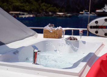 yacht charter Queen of Makri jacuzzi