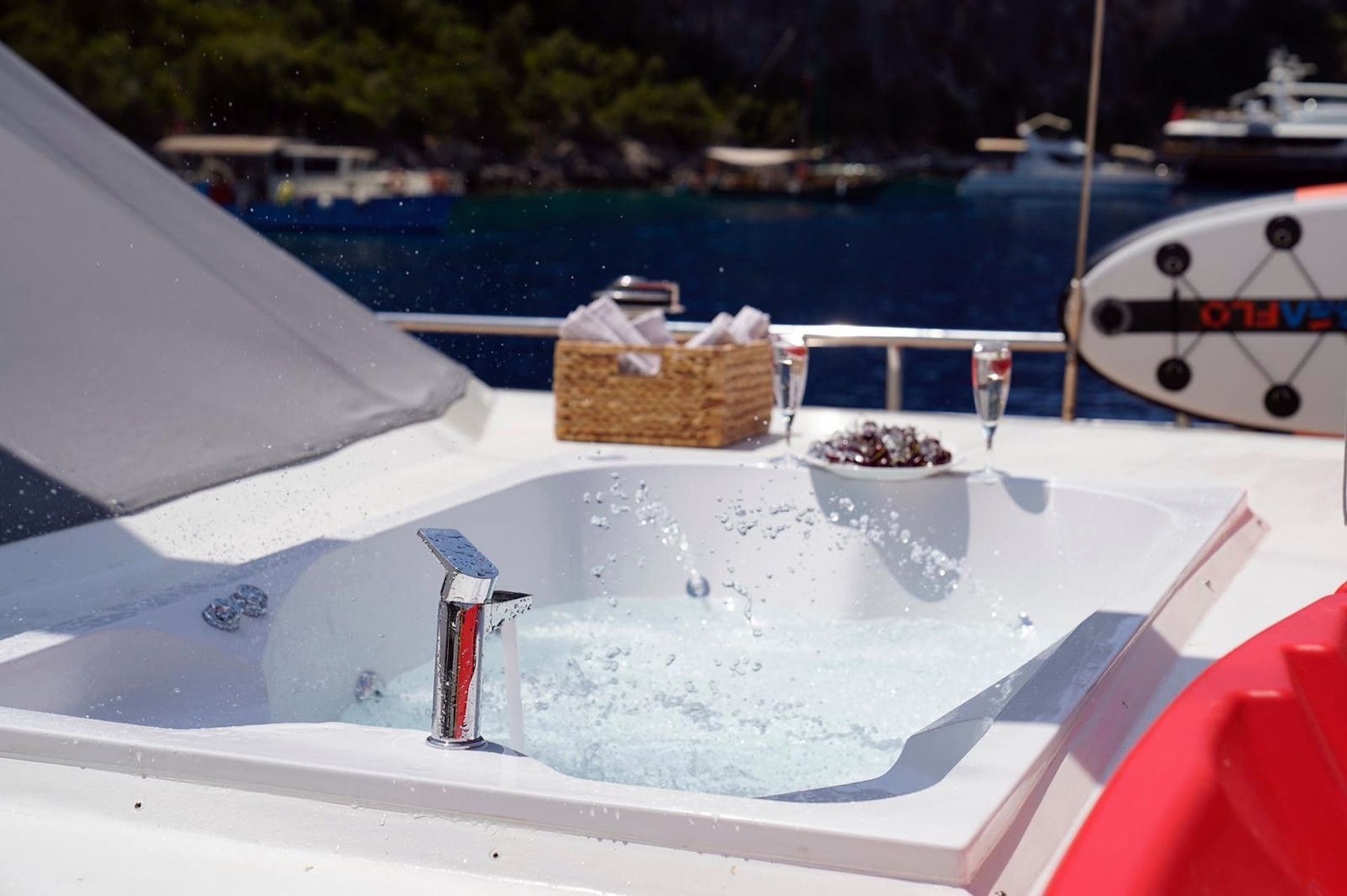 yacht charter Queen of Makri jacuzzi