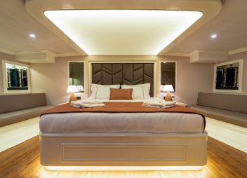 Yacht charter Queen of Makri luxury master cabin