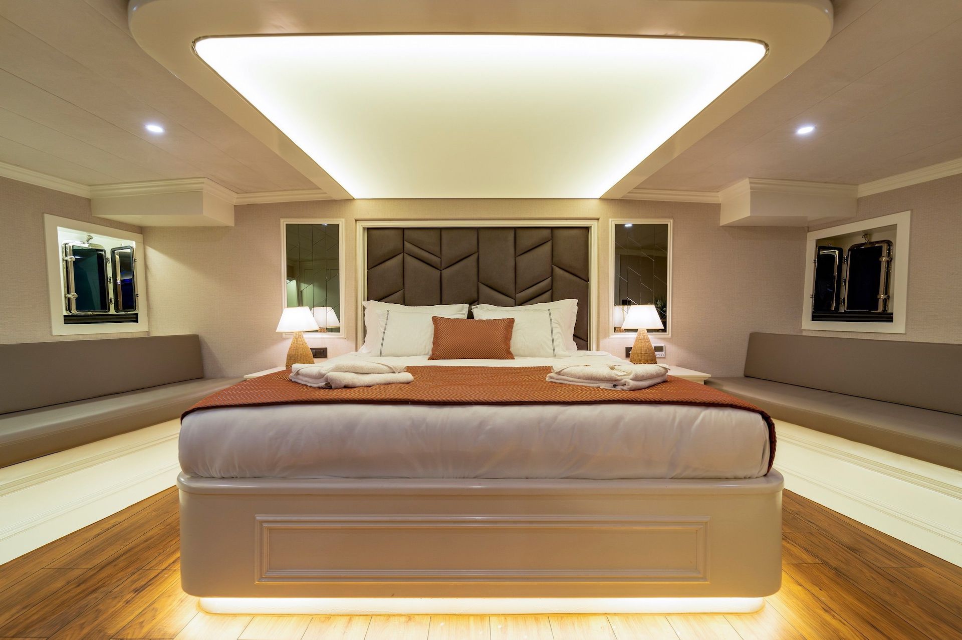 Yacht charter Queen of Makri luxury master cabin