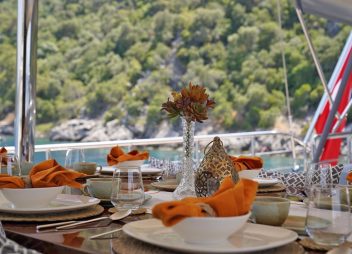 yacht charter Queen of Makri table setting