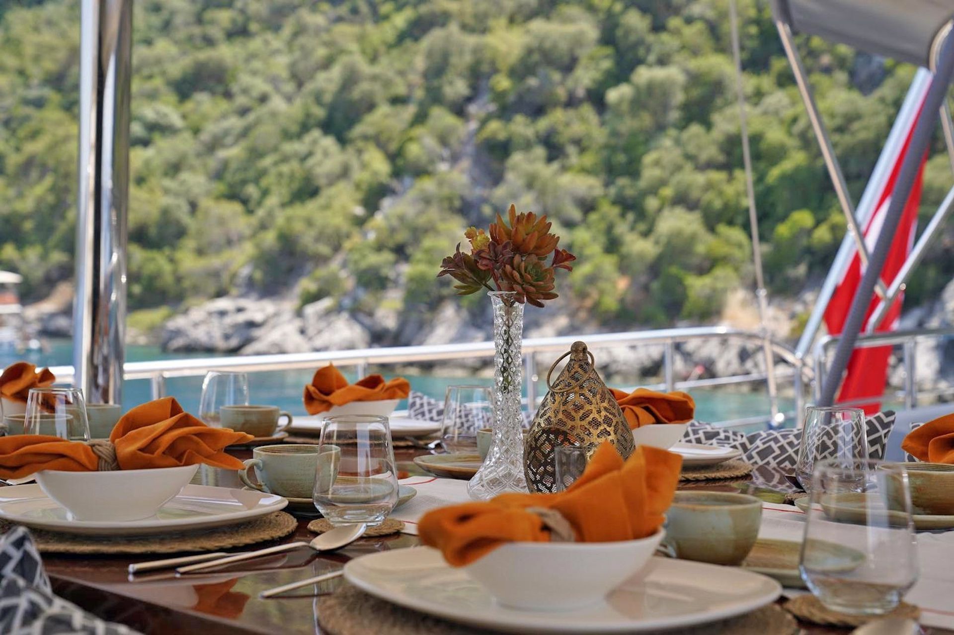 yacht charter Queen of Makri table setting