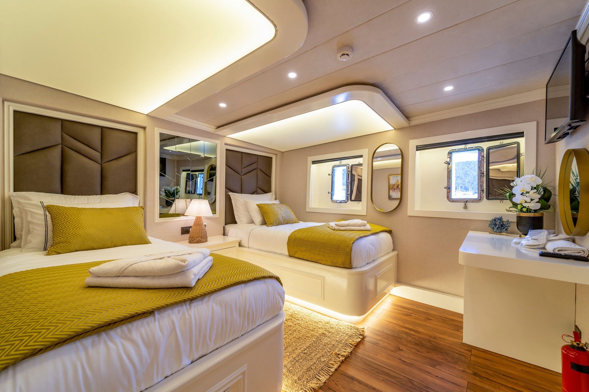 yacht charter Queen of Makri twin cabin