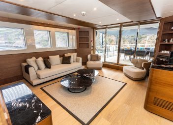 yacht charter sky lounge Zeemar