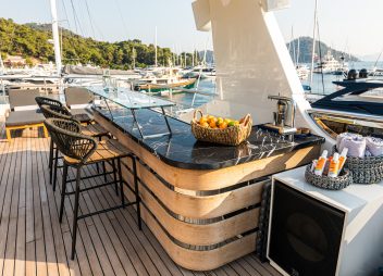 yacht charter Zeemar fly bridge bar