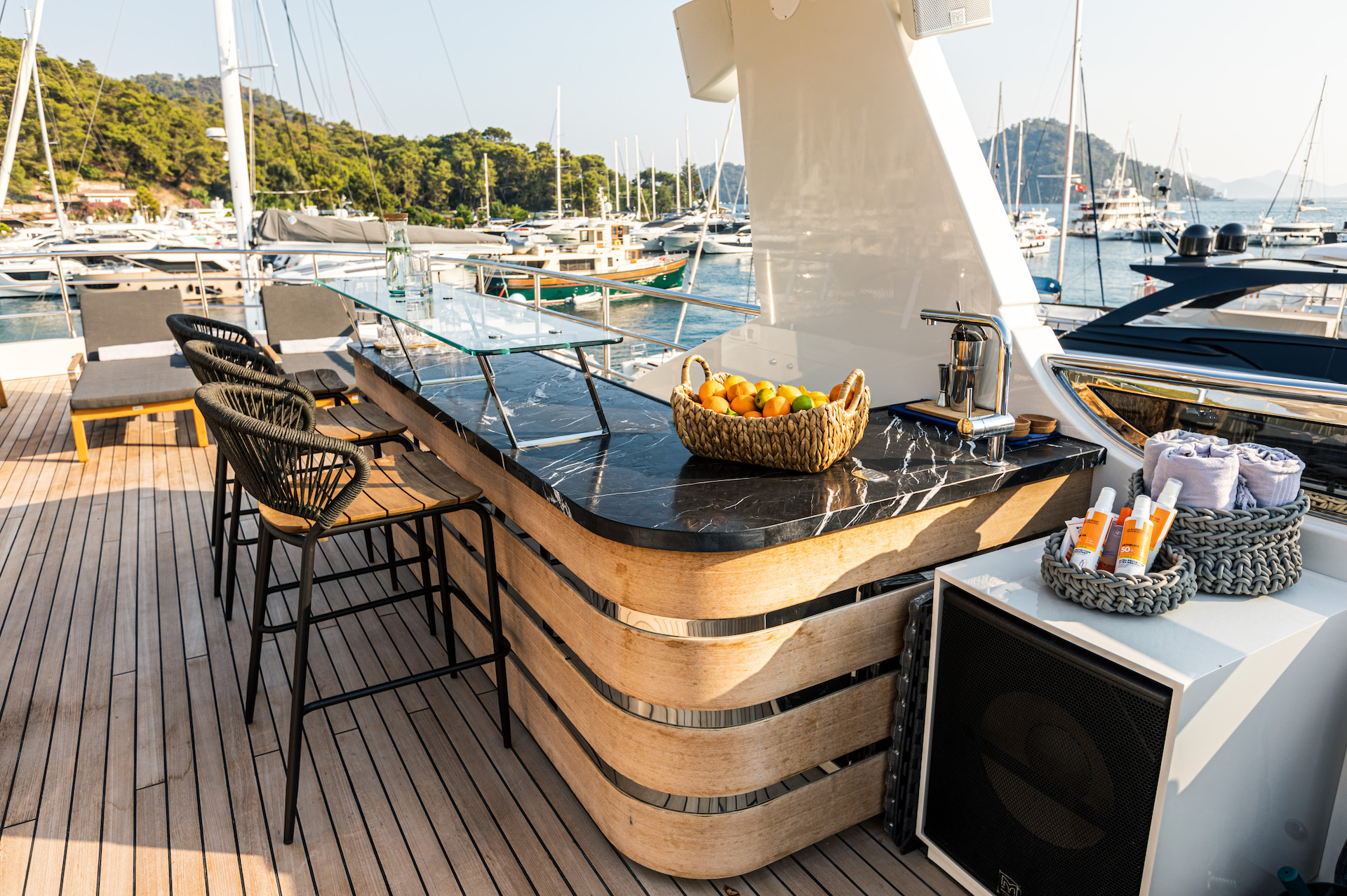 yacht charter Zeemar fly bridge bar