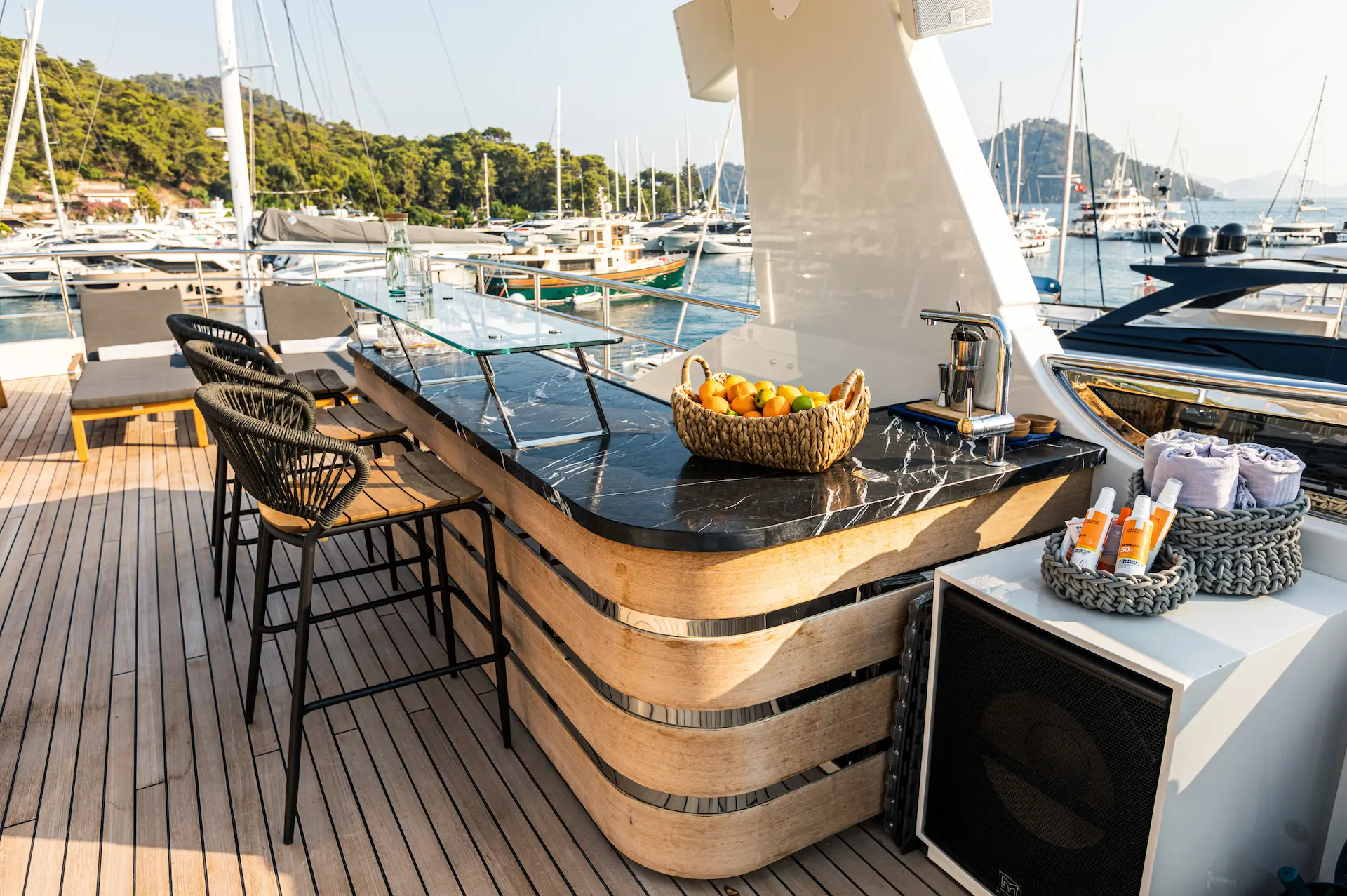 yacht charter Zeemar fly bridge bar