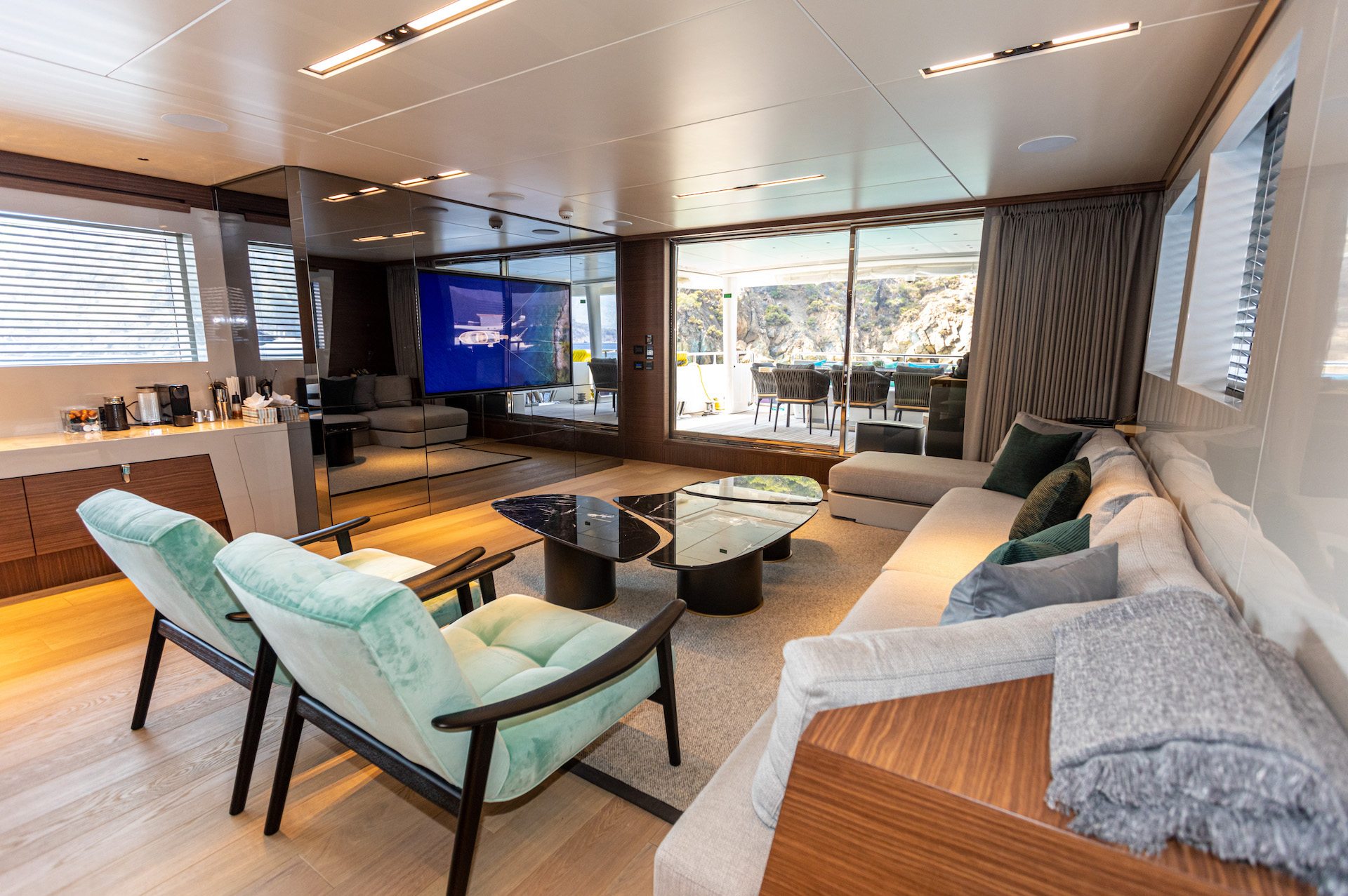 yacht charter Zeemar saloon