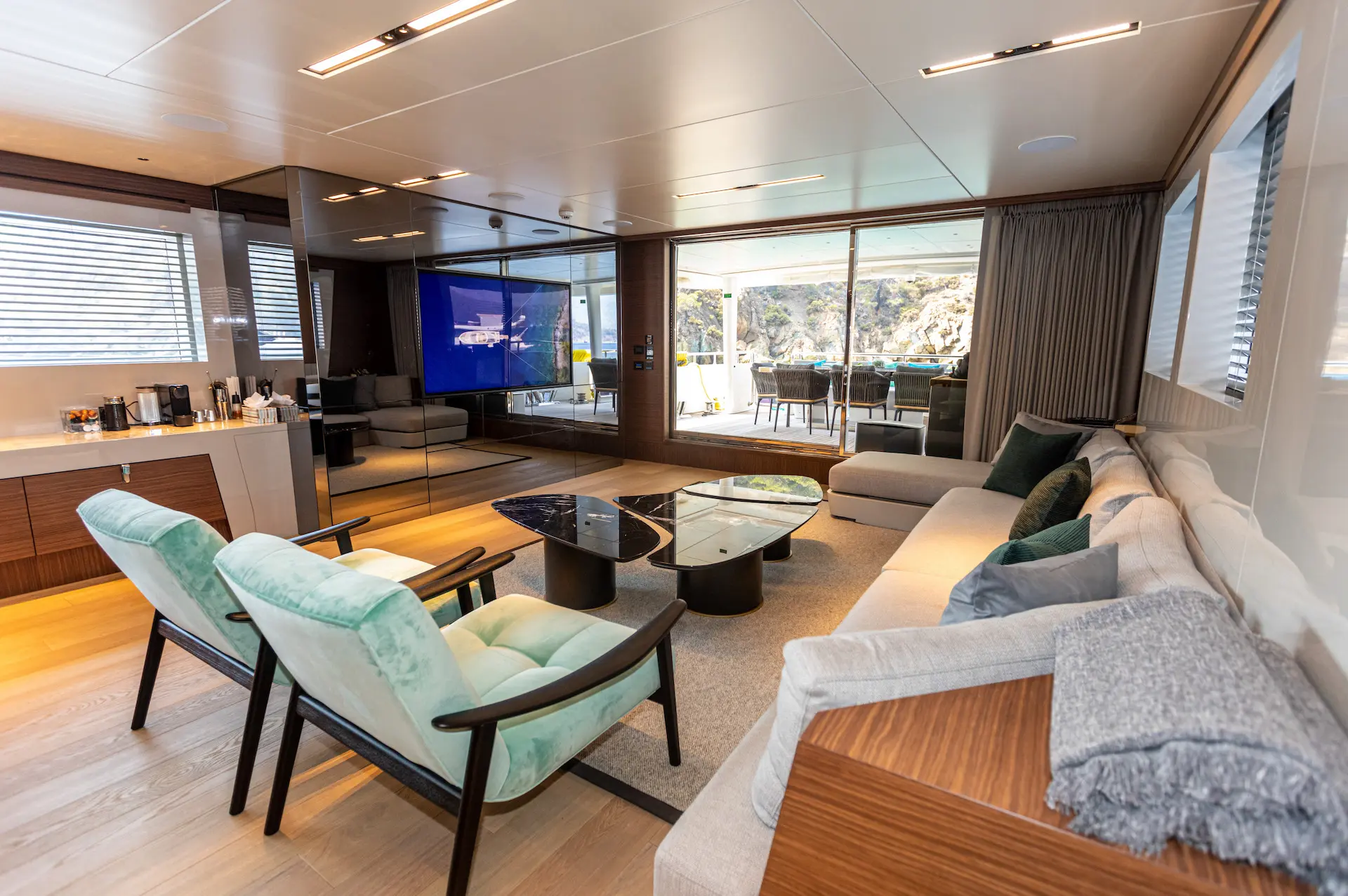 yacht charter Zeemar saloon