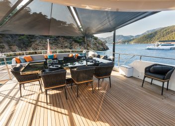 yacht charter Zeemar shaded seating