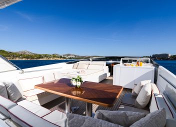 yacht charter Zen aft seating