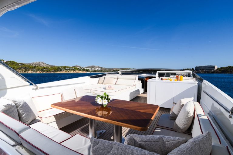 yacht charter Zen aft seating