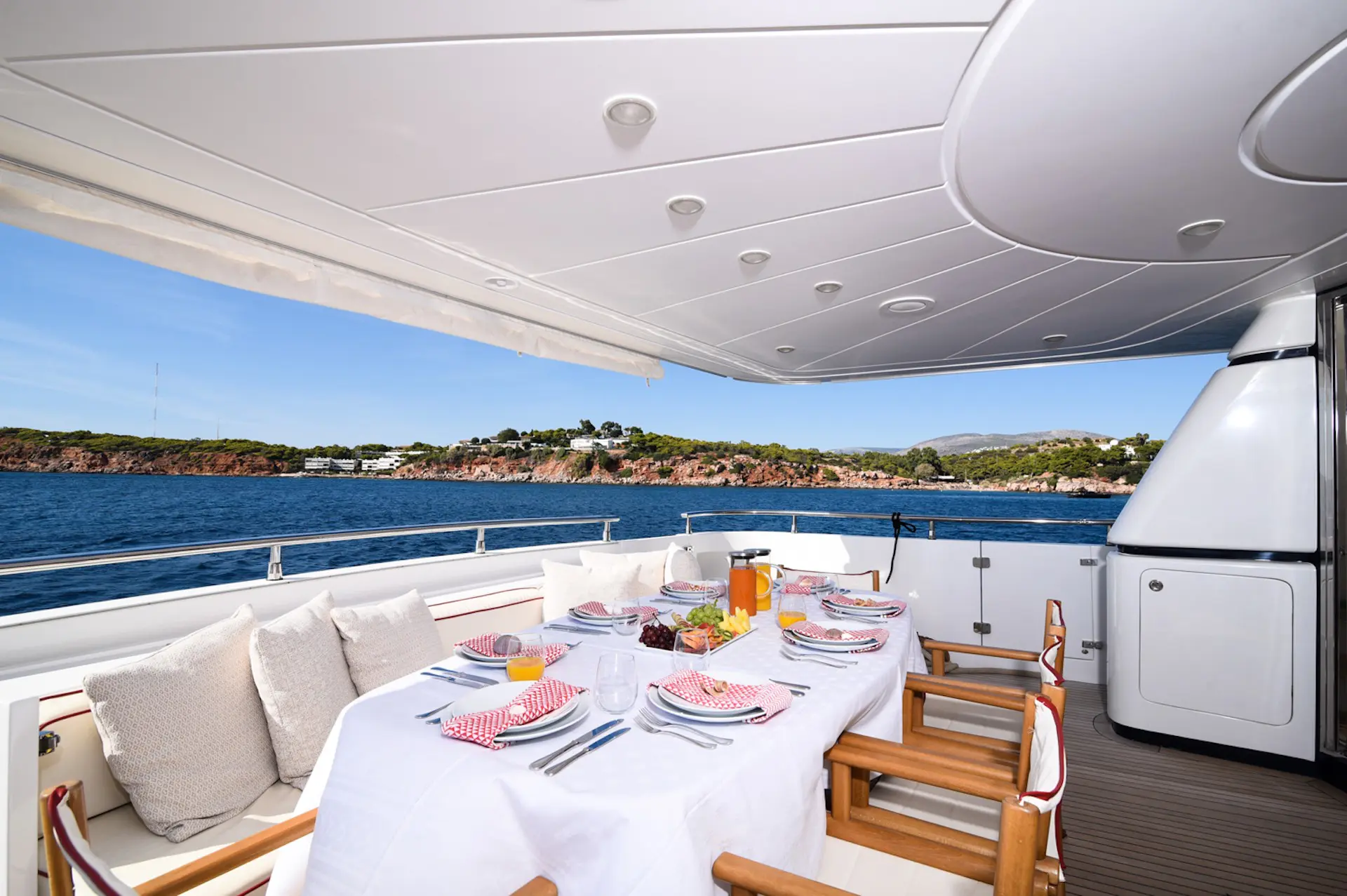 yacht charter Zen al fresco dining