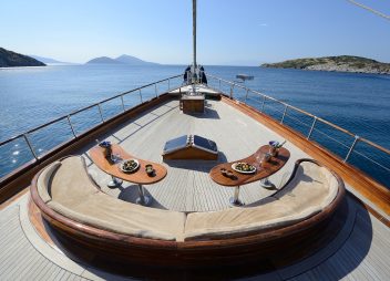 crewed yacht charter Zephyria II seating
