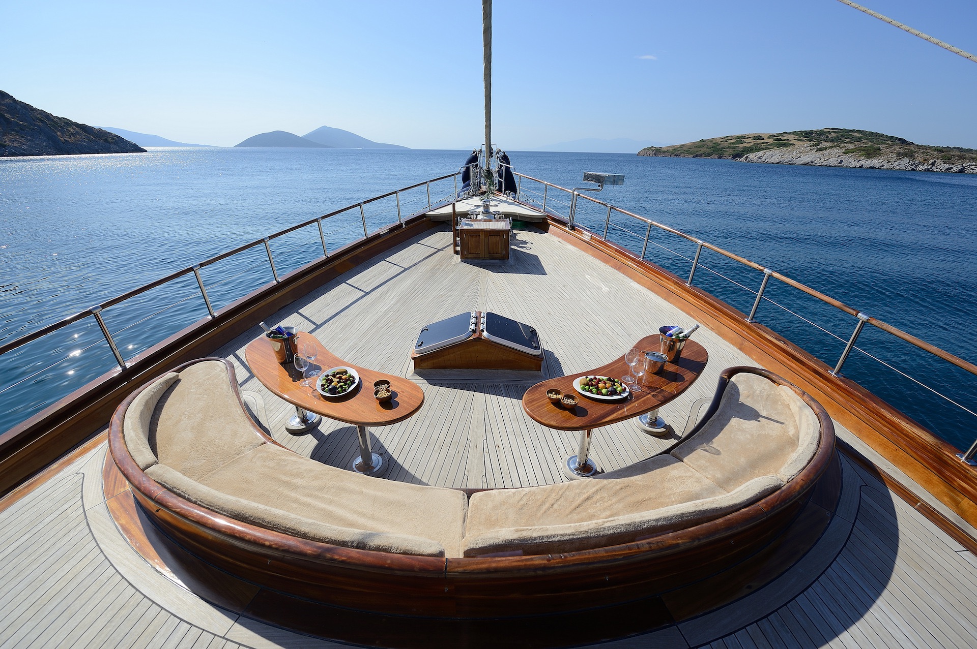crewed yacht charter Zephyria II seating
