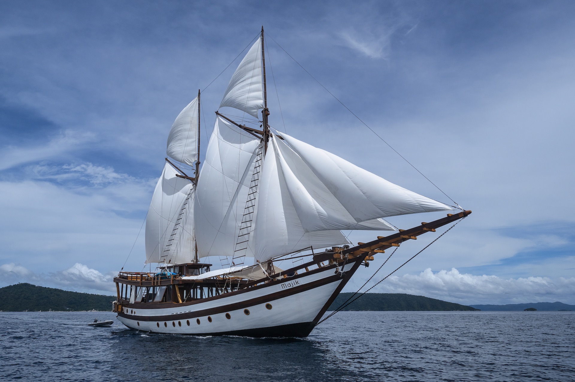 luxury yacht charter Majik