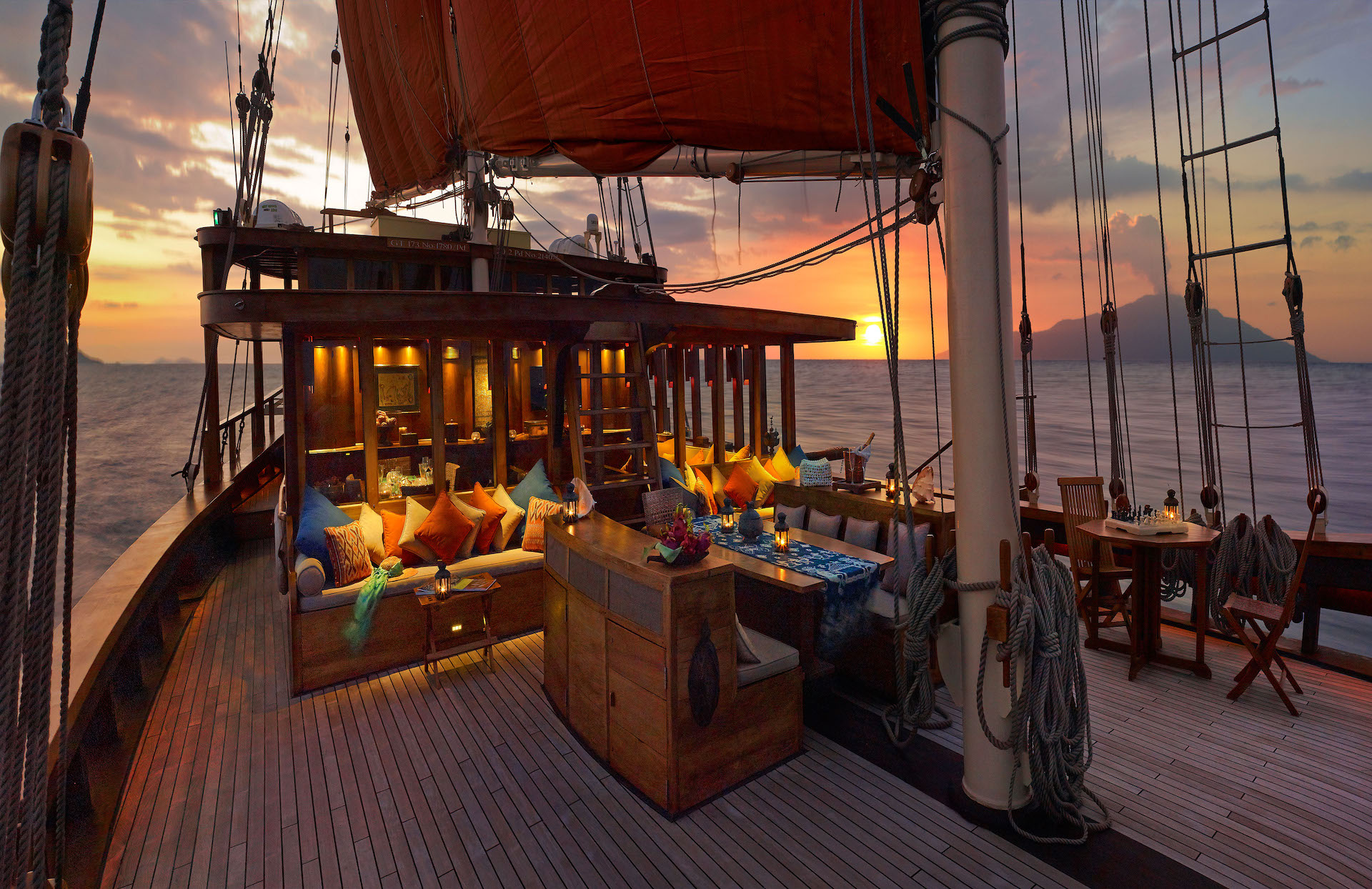 luxury yacht charter Si Datu Bua deck