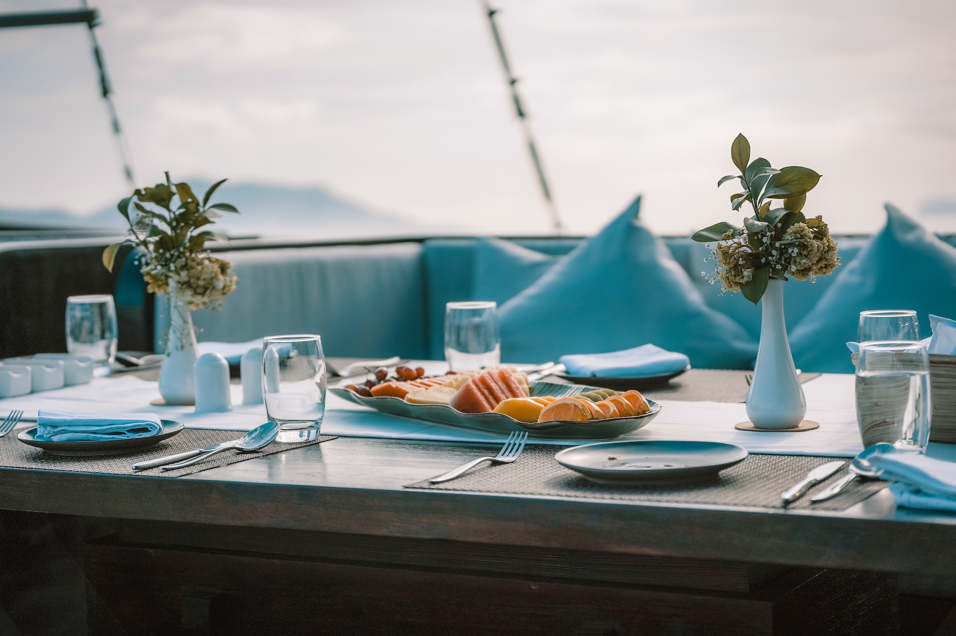 luxury yacht charter dining Samsara Samudera