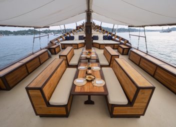yacht charter Majik deck alfresco dining