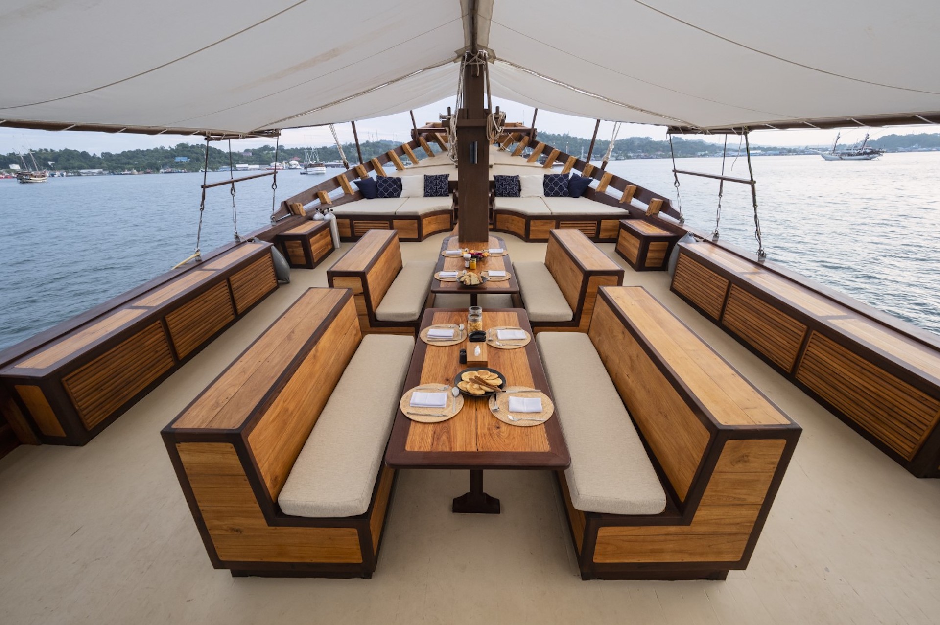 yacht charter Majik deck alfresco dining