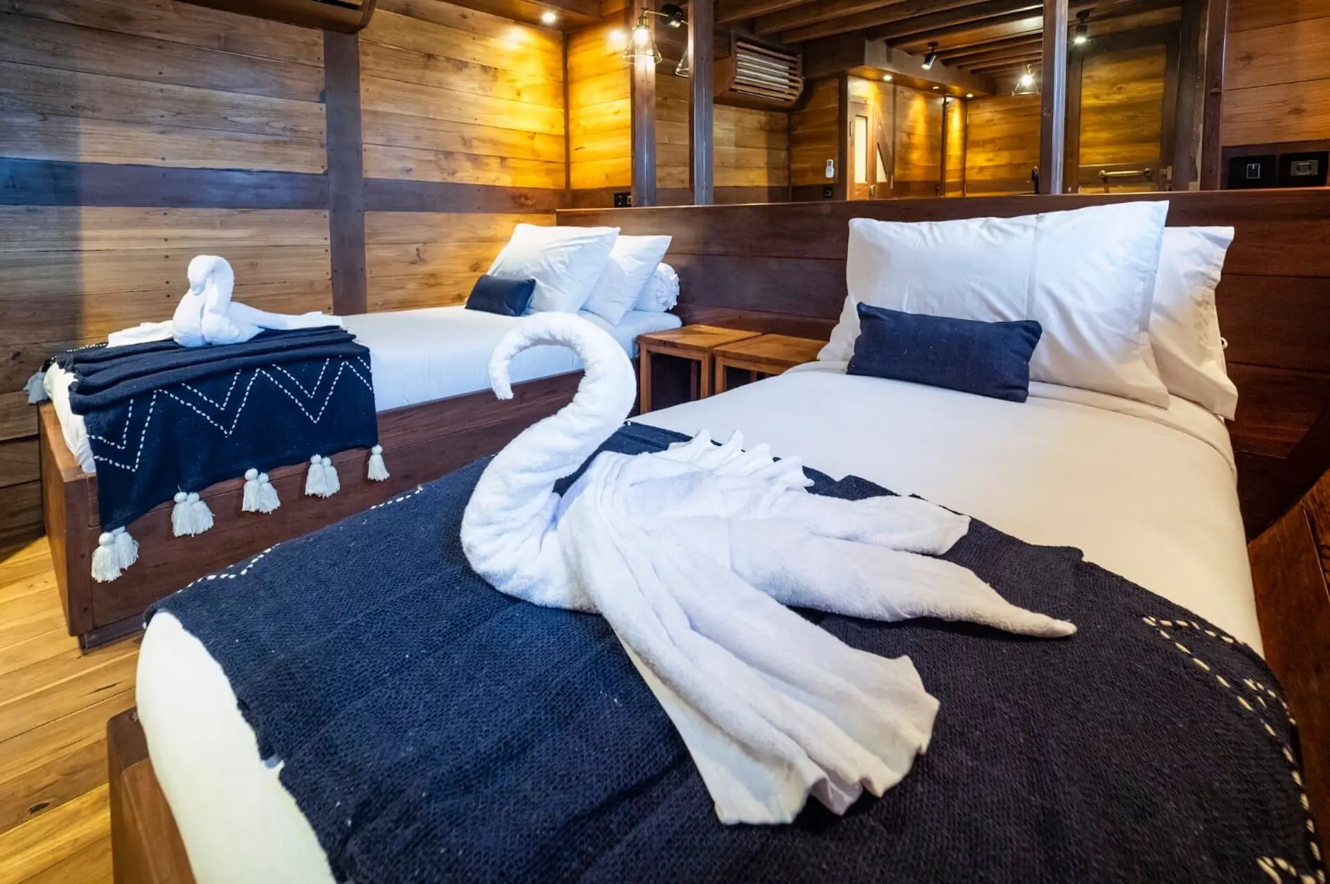 yacht charter Majik deluxe cabin
