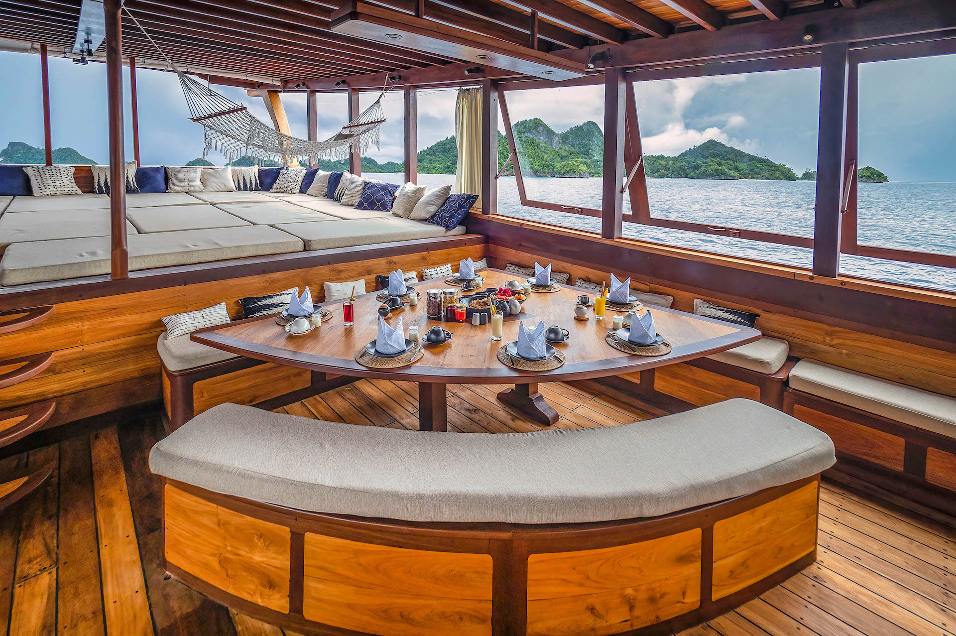 yacht charter Majik dining