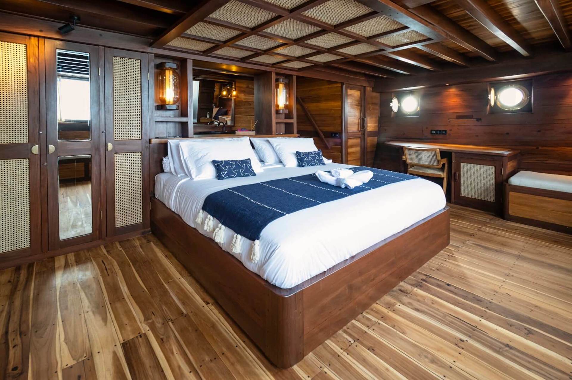 yacht charter Majik master cabin