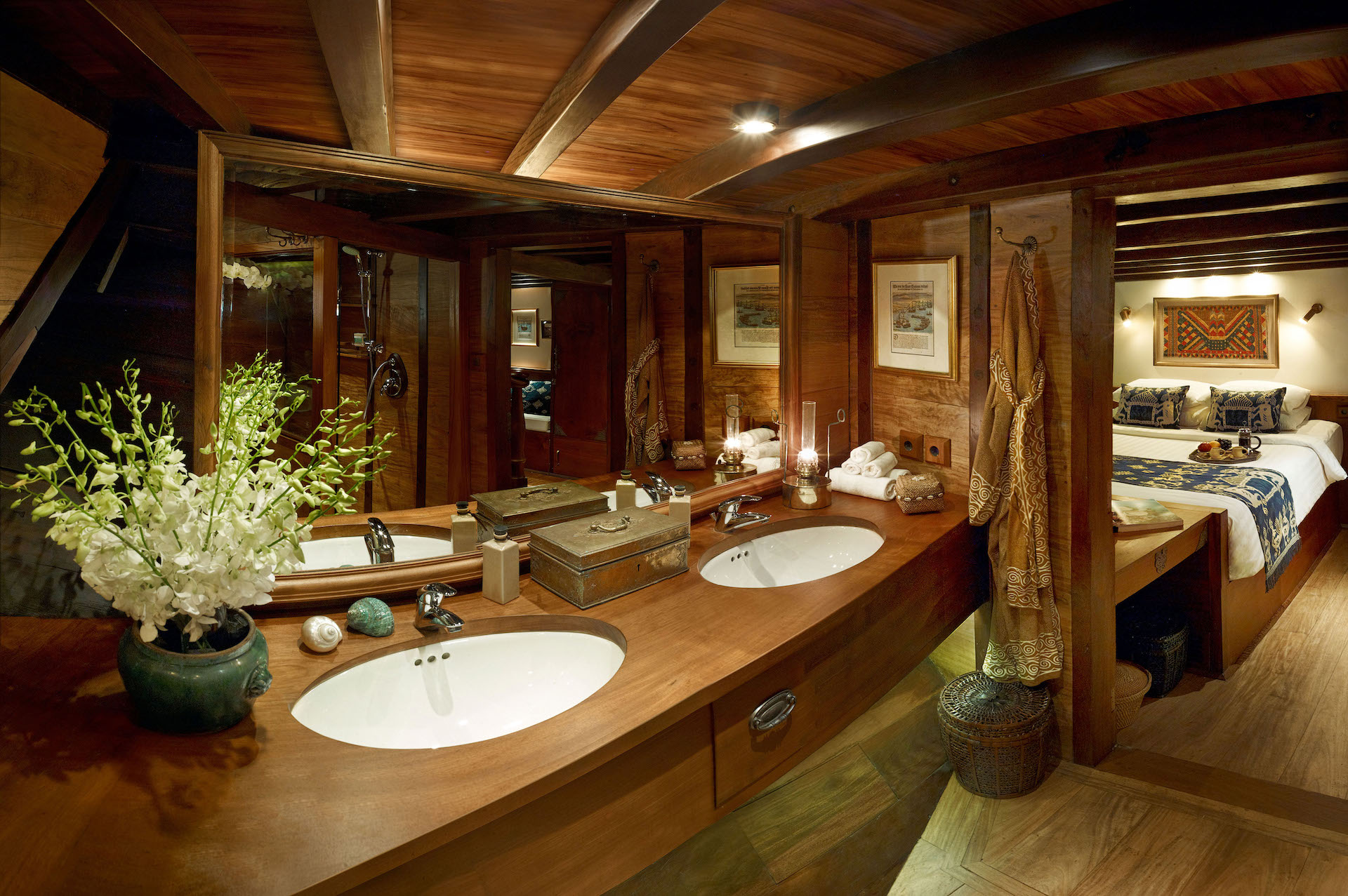 yacht charter Si Datu Bua ensuite bathroom