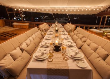 yacht charter Indonesia Prana dining