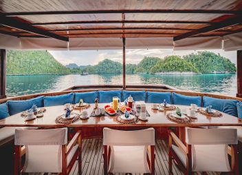 yacht charter Rascal dining area