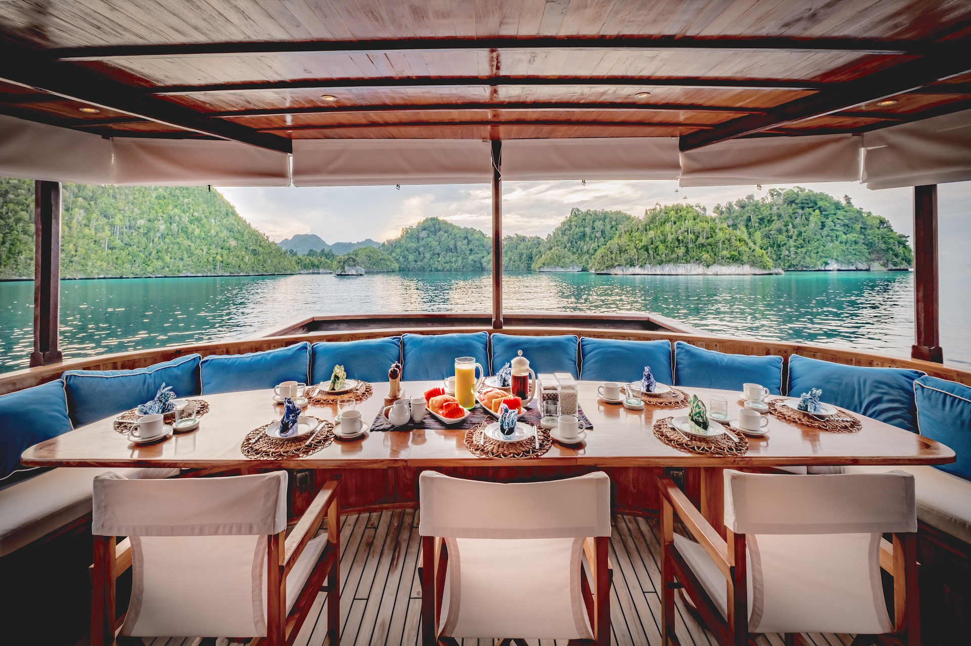 yacht charter Rascal dining area