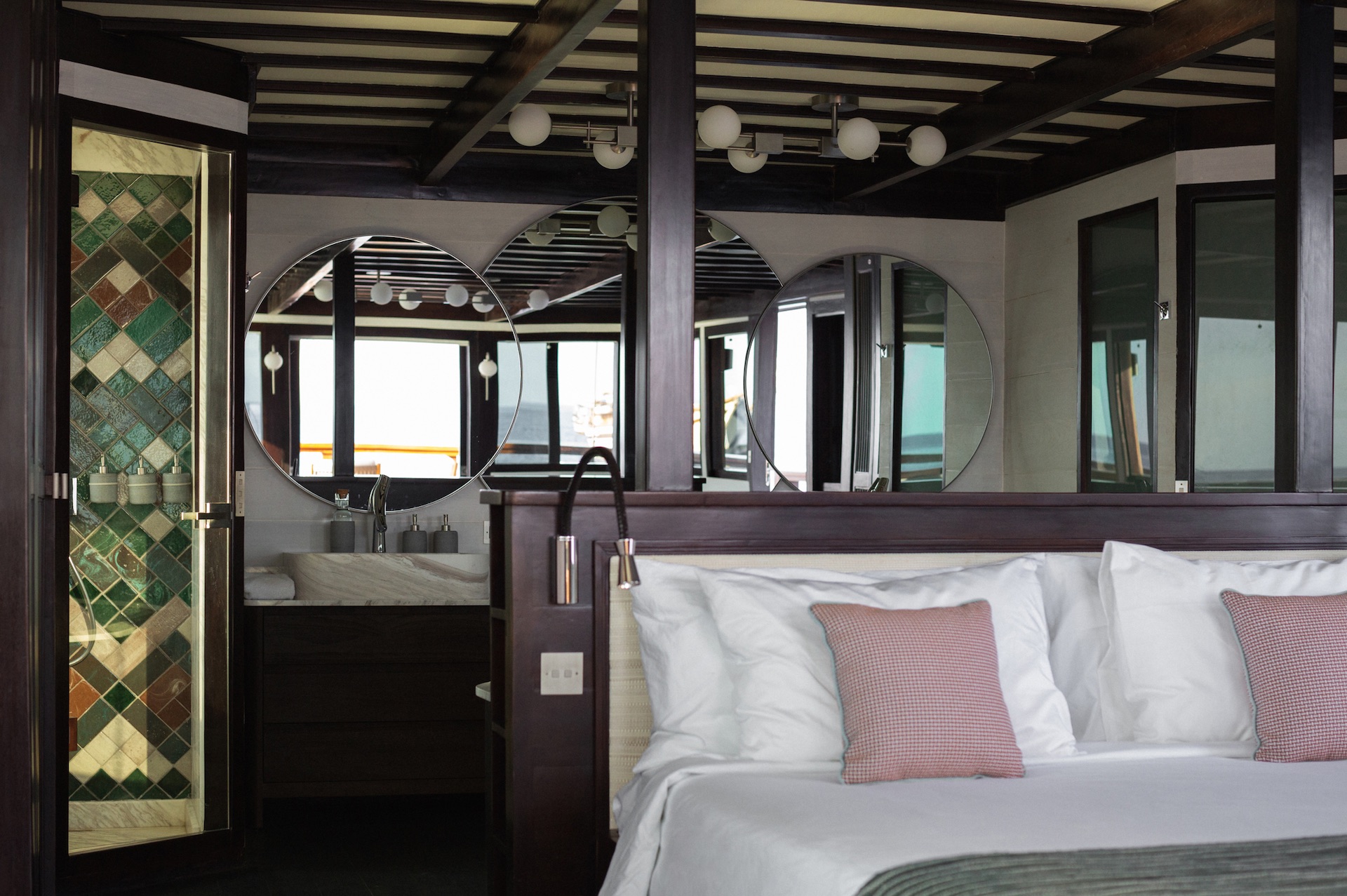 yacht charter Vela owners suite cabin