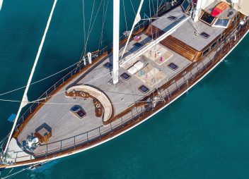 yacht charter Zephyria II deck