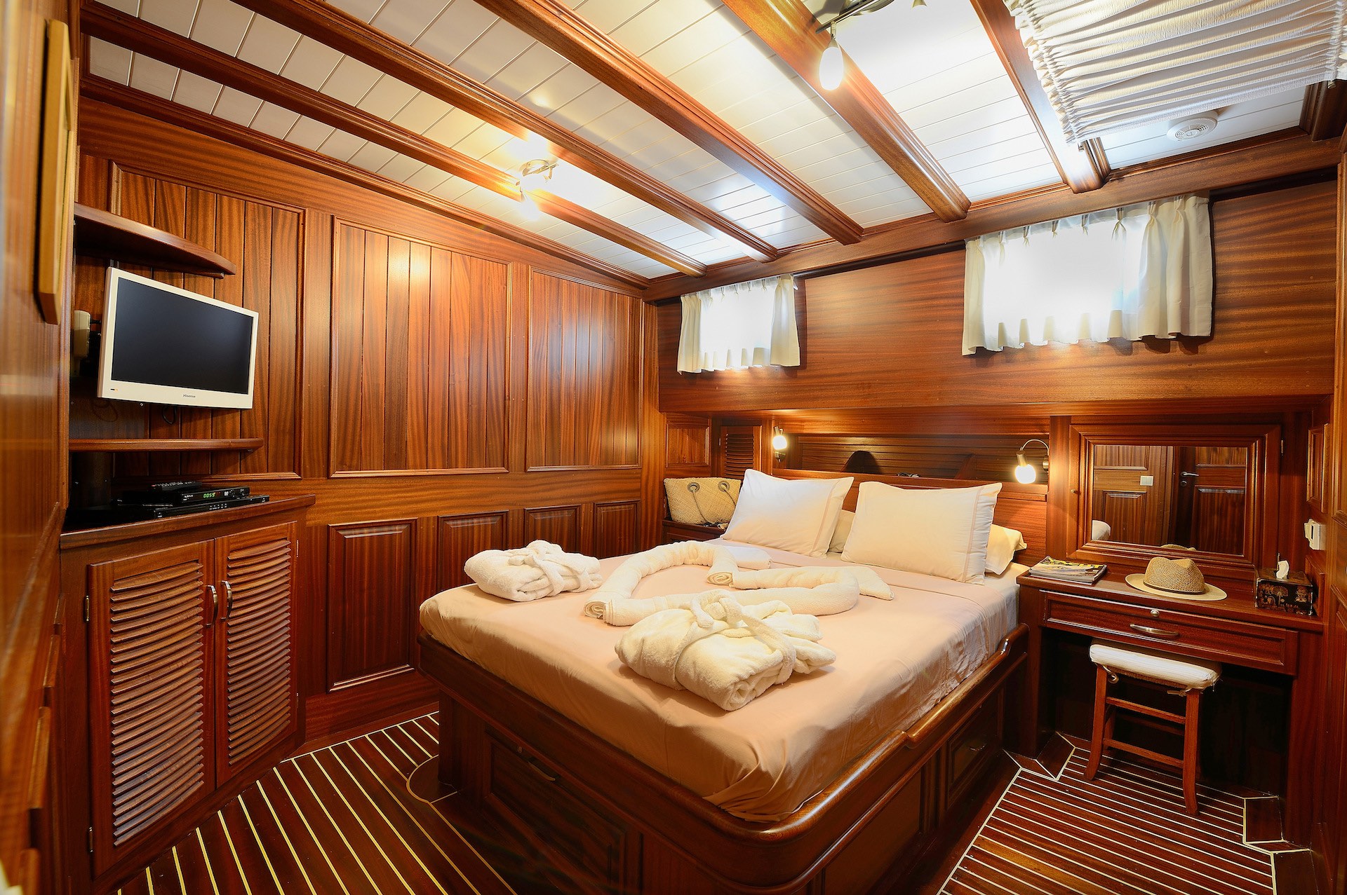 yacht charter Zephyria II double cabin