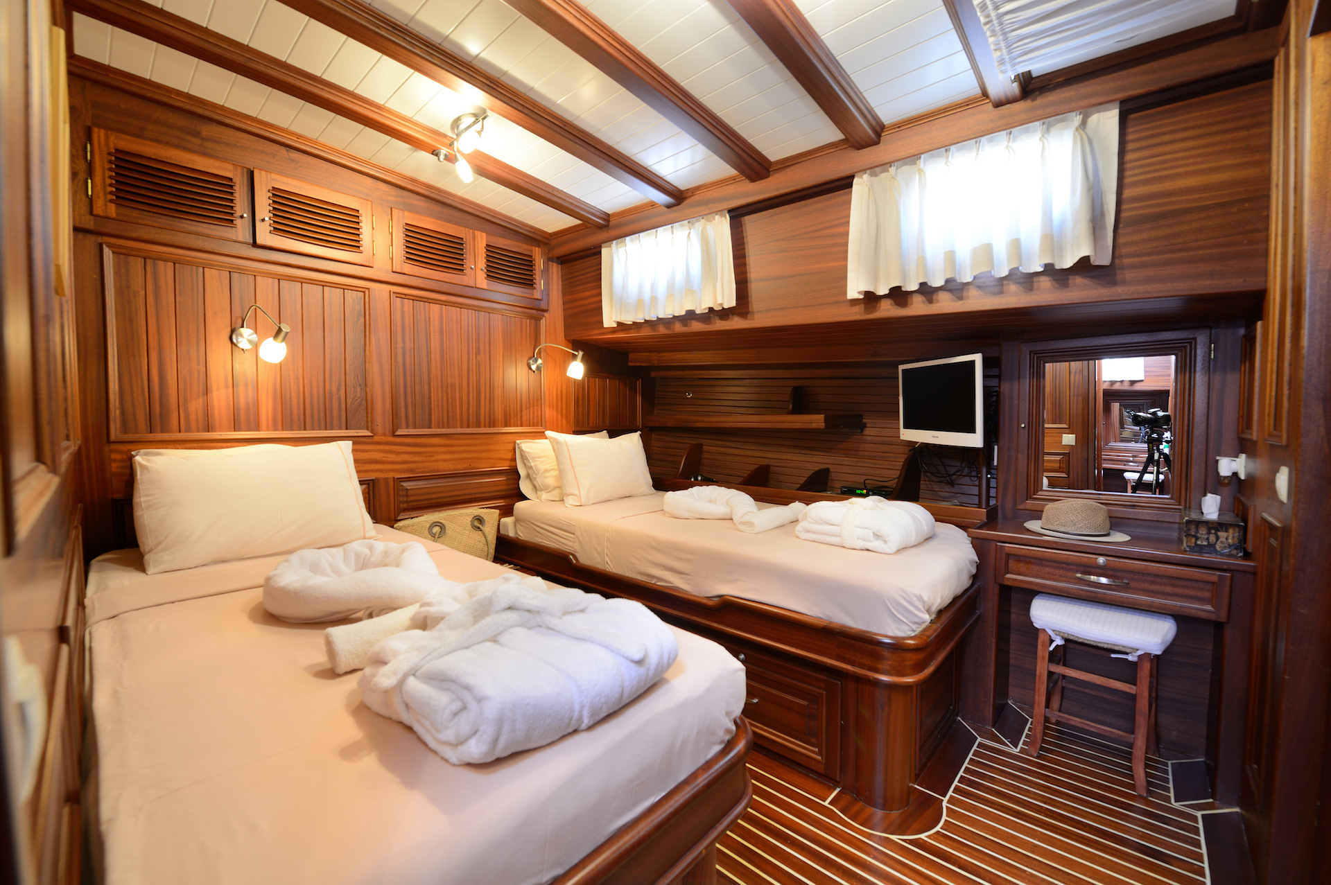 yacht charter Zephyria II guest twin cabin