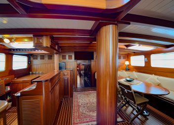 yacht charter Zephyria II saloon