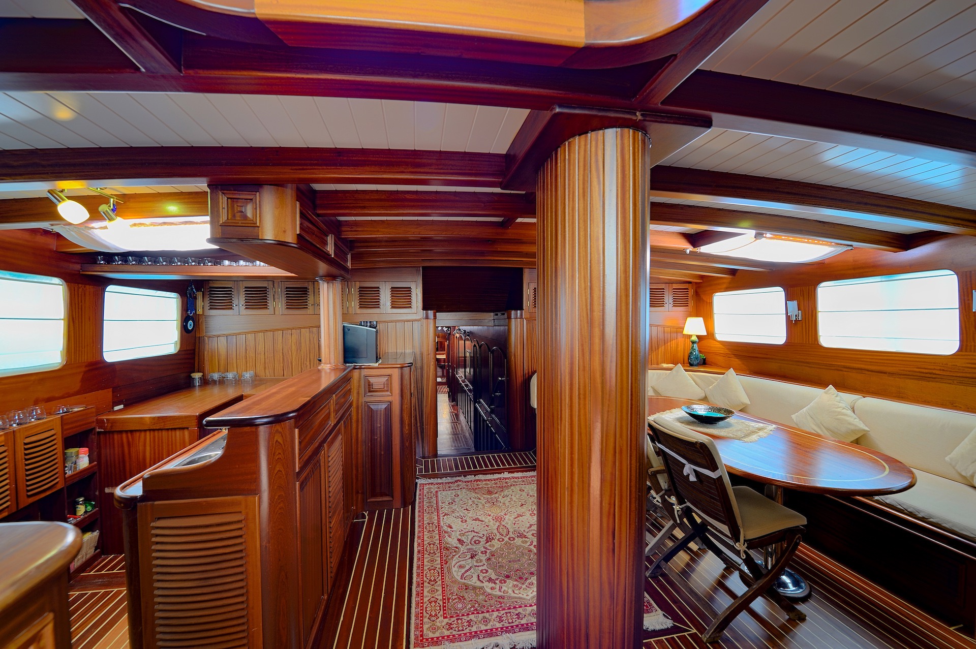 yacht charter Zephyria II saloon