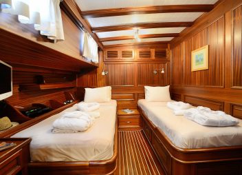 yacht charter Zephyria II twin cabin