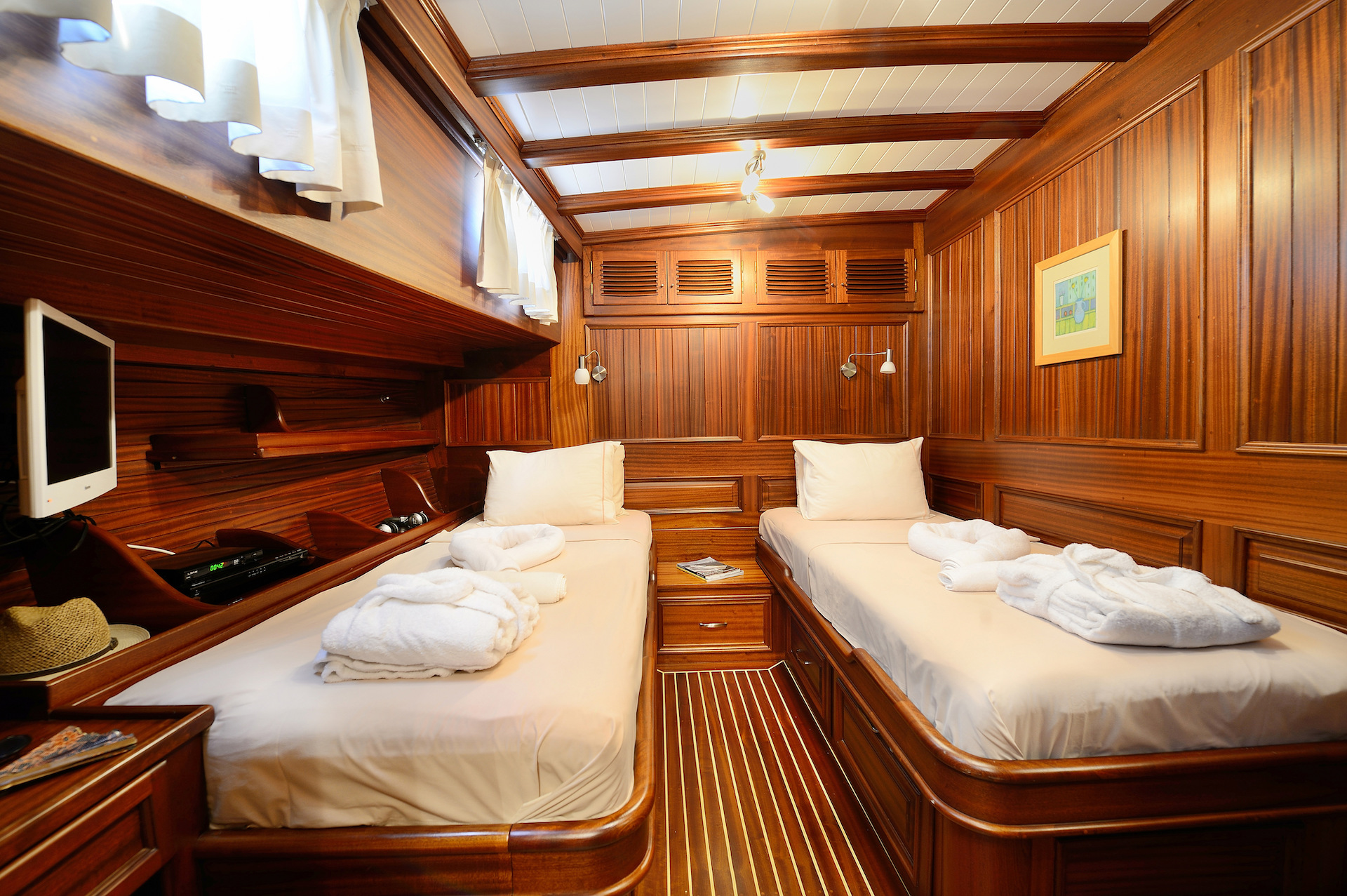 yacht charter Zephyria II twin cabin