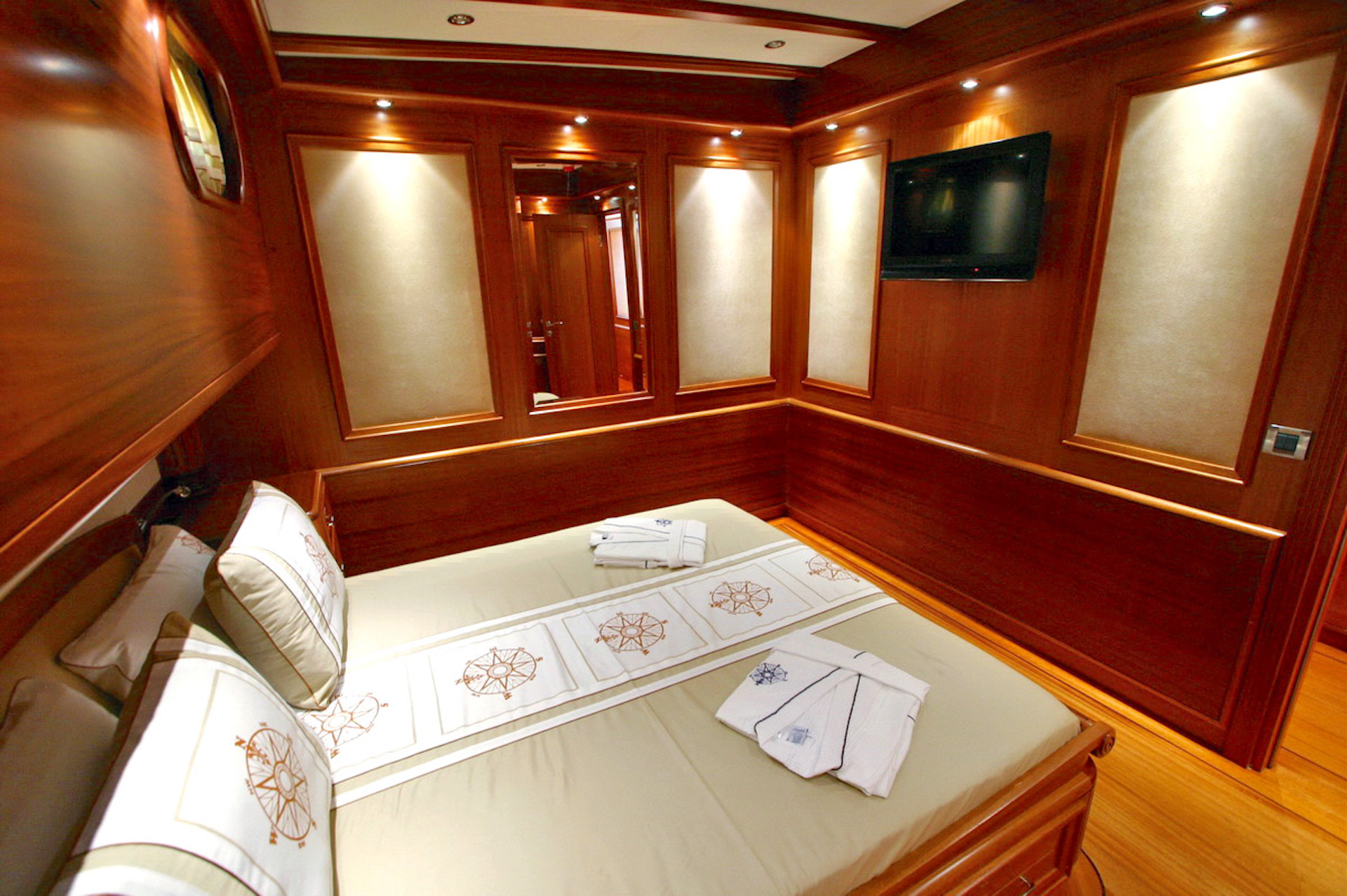 luxury yacht charter Kaya Guneri V double cabin